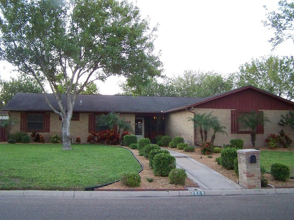 L-shaped home / corner lot