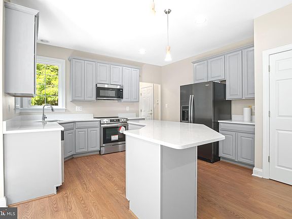5th image of 41805 Meynard Ct