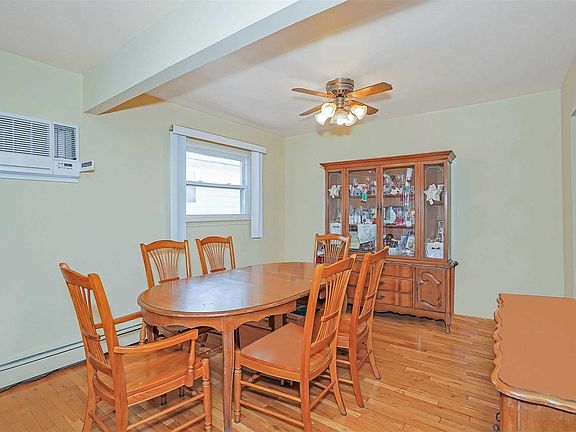 4th image of 212 Wellesley St