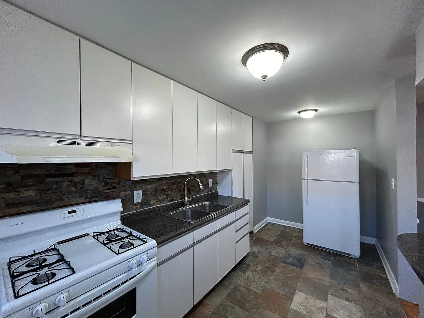 Baltimore - 3 bedrooms and 1 baths Available! — Photo 2