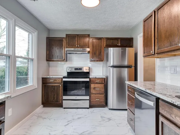 247 Lester Pl — Photo 3