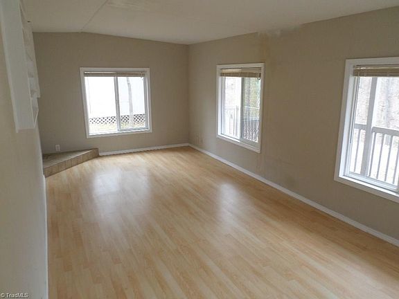 3rd image of 271 Townsend St