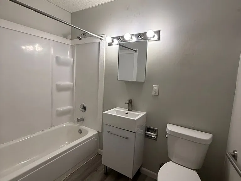 2447 E Walnut Street — Photo 5