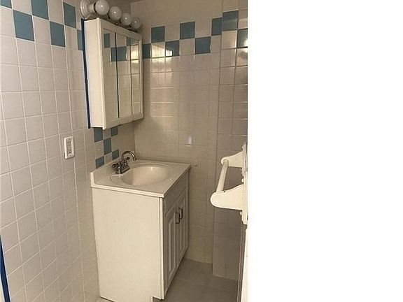 4th image of 547 Middle St