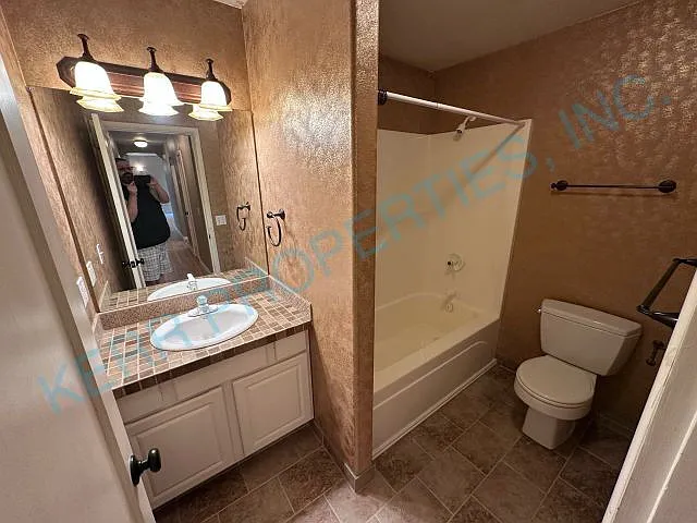 635 SE Juniper Ct E — Photo 9