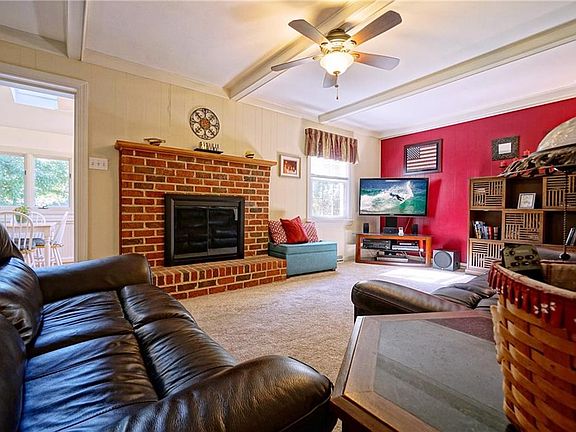 3rd image of 2861 Meadow Wood Dr E