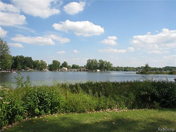 5th image of 475 Douglaston Dr