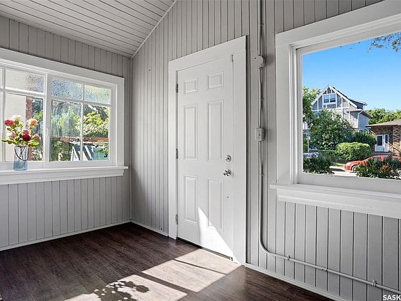 3rd image of 721 College AVENUE