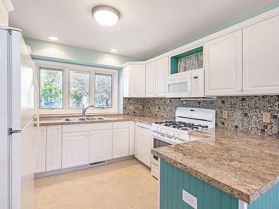 3rd image of 3024 Kay Dr SE