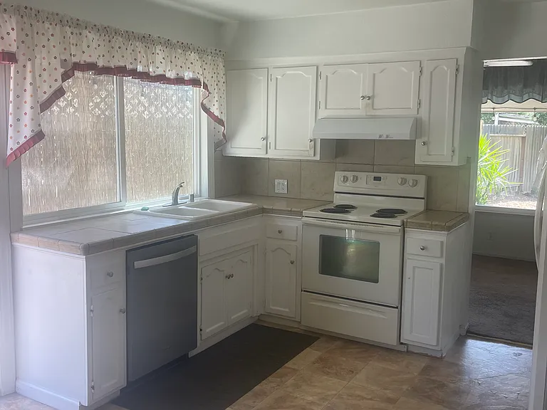 926 Northwood Dr — Photo 4