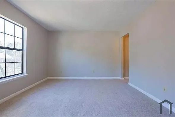 2600 Lantern Ln — Photo 2