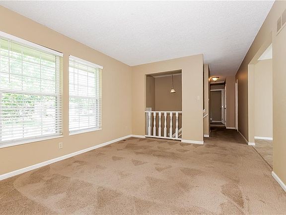 4th image of 925 Fair Oaks Ct