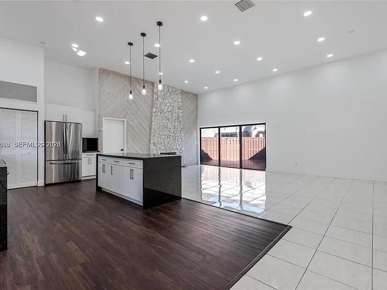 601 Leslie Dr — Photo 5