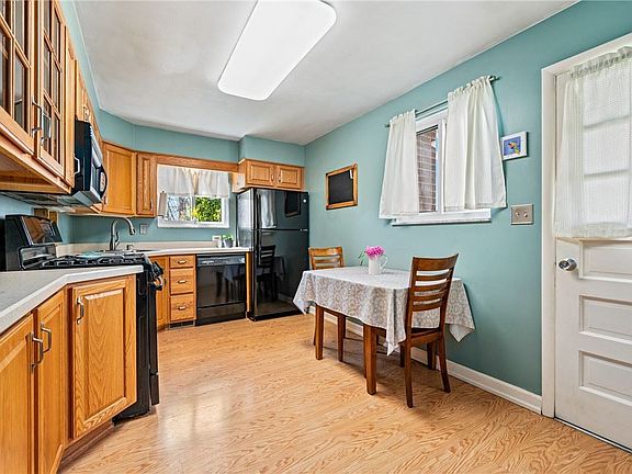5th image of 715 Norwood Ave