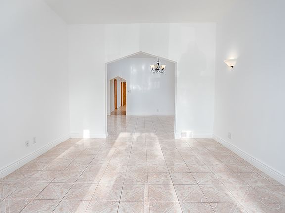 3rd image of 4315 N Avers Ave