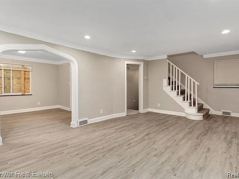 5574 Buckingham Ave — Photo 8