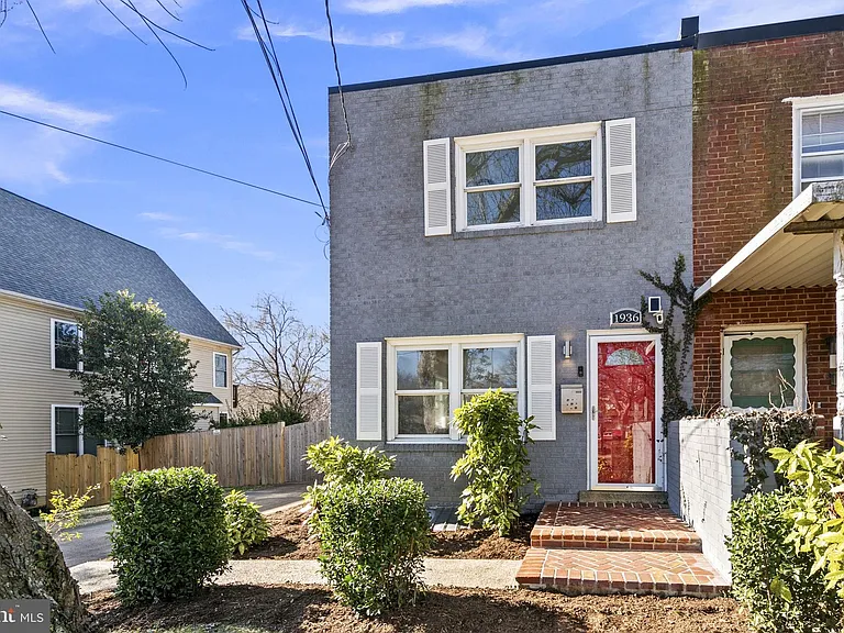 1936 N Dinwiddie St — Photo 25