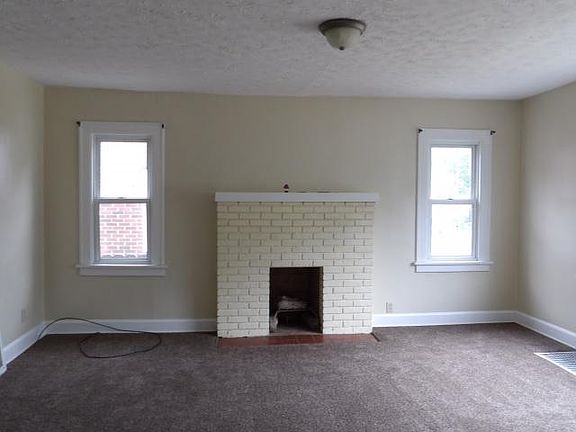 4th image of 46 Roslyn Dr