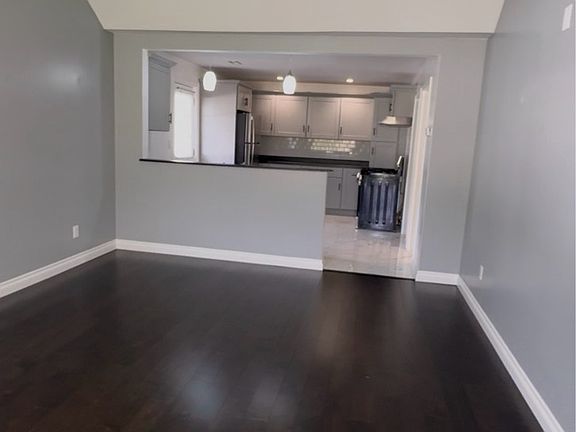 3rd image of 530 Roosevelt Ave