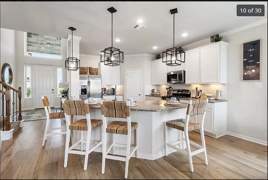 5 bed, 2.5 bath, 2800 sqft, $2,988 — Photo 4
