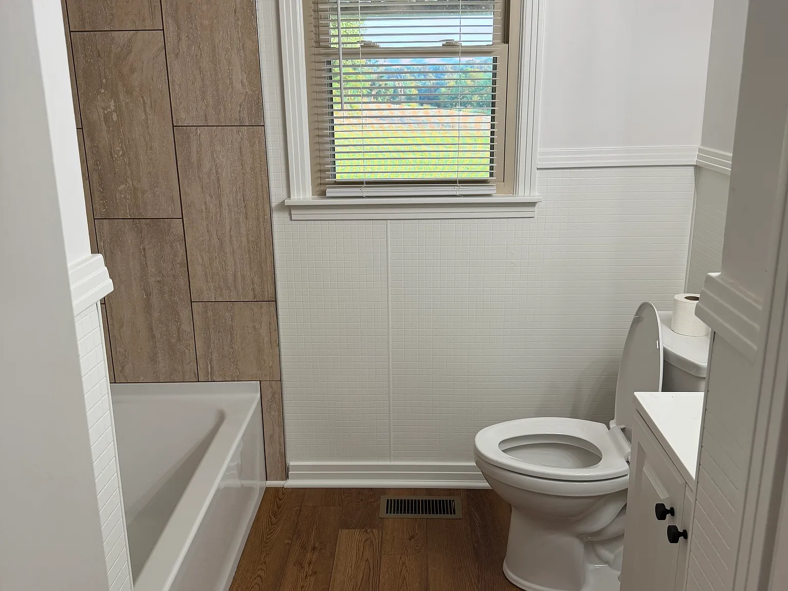 3 bed, 2100 sqft, $1,950 — Photo 2