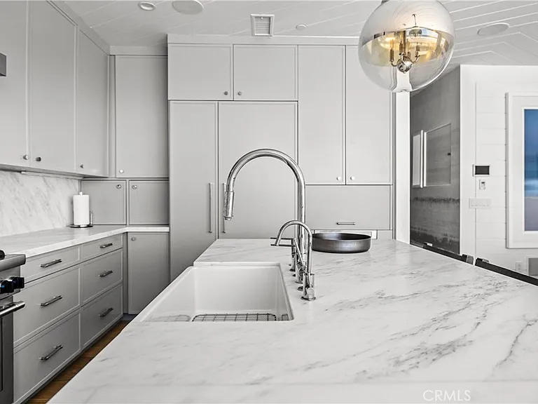2200 The Strand #B — Photo 12