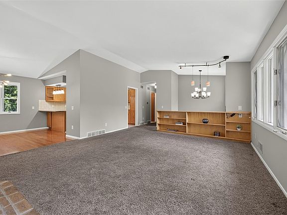 5th image of 359 Hillside Cir