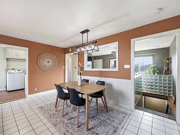 5th image of 1009 Harold Dr SE