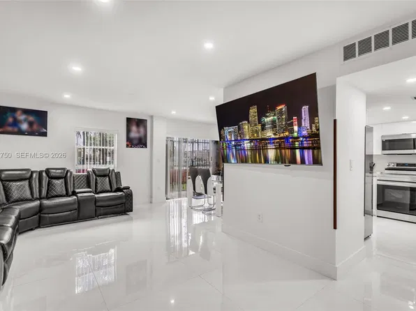 8775 Park Blvd APT 111, Miami, FL 33172