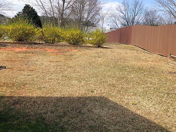 3rd image of 10 Hillside Oak Ln