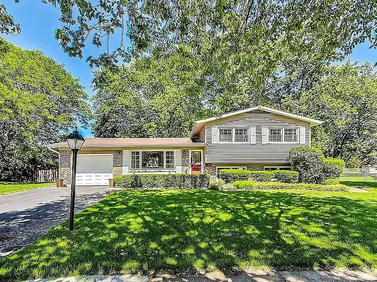 318 W Hackberry Dr — Photo 1
