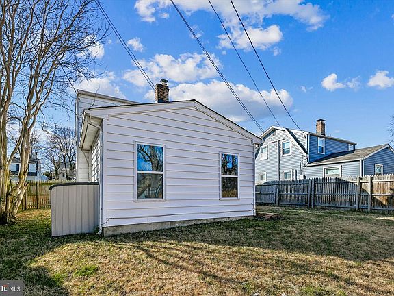 4th image of 1212 Seven Oaks Rd