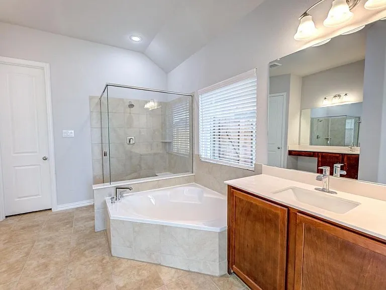 1012 Rosebay Dr — Photo 22