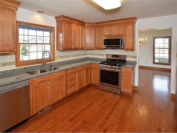 3rd image of 102 Saddlebrook Dr