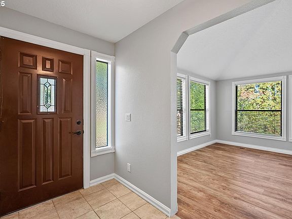 4th image of 994 NW Wallula Ave