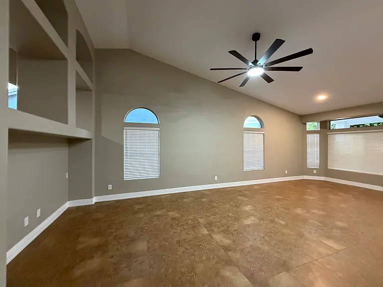 1850 W Desert Ln — Photo 4