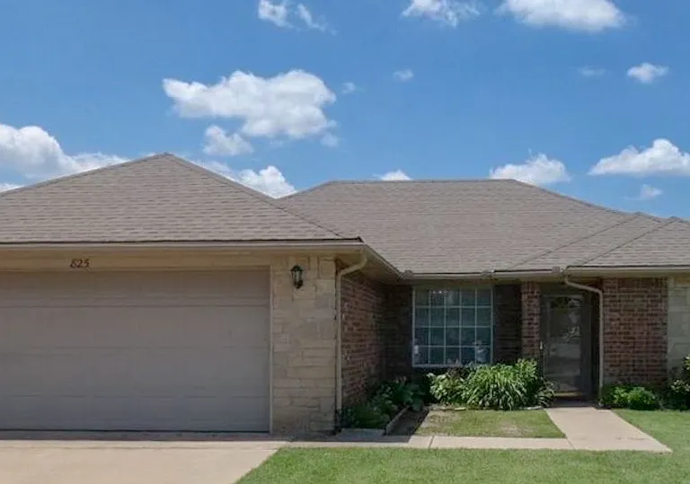 825 Huddleston Dr — Photo 2
