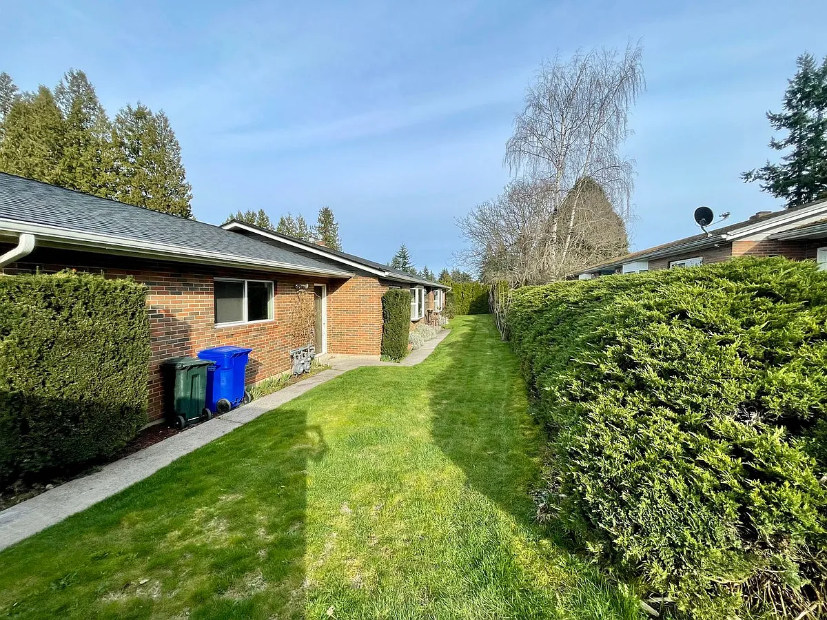 Building Photo - Gresham Duplex with Private Yard and a Single Car Garage! Gresham Station!