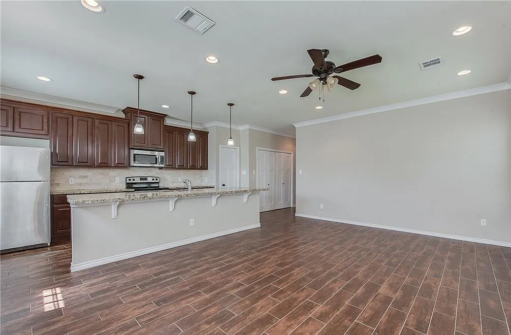 4 bed, 4.5 bath, 1800 sqft, $3,300 — Photo 3