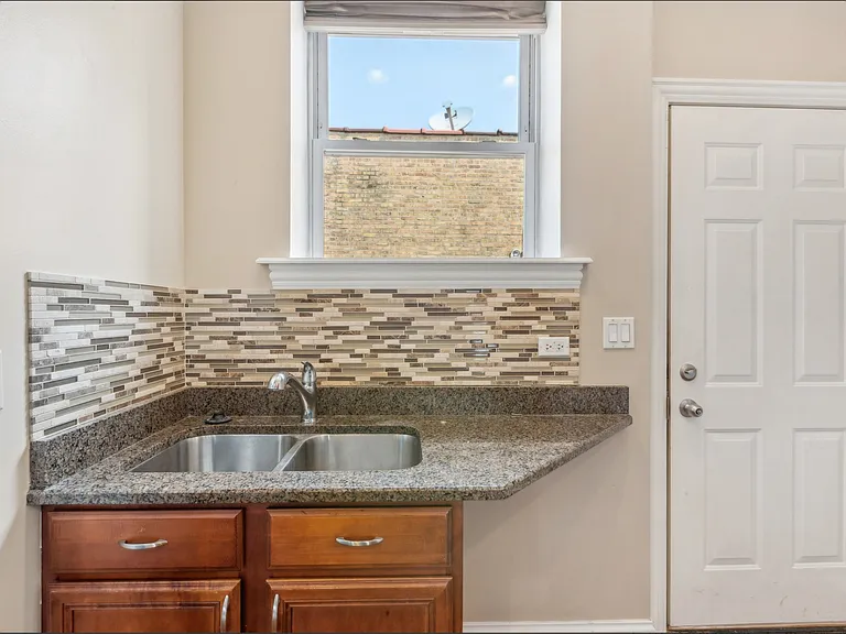 6146 N Ravenswood Ave — Photo 15