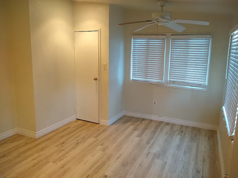 2326 Riverside Dr — Photo 19