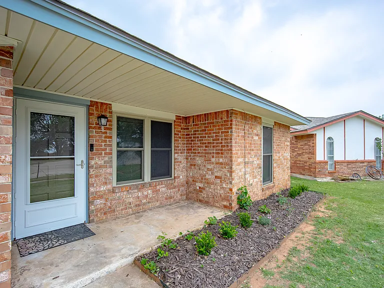 742 W Juniper Dr — Photo 2