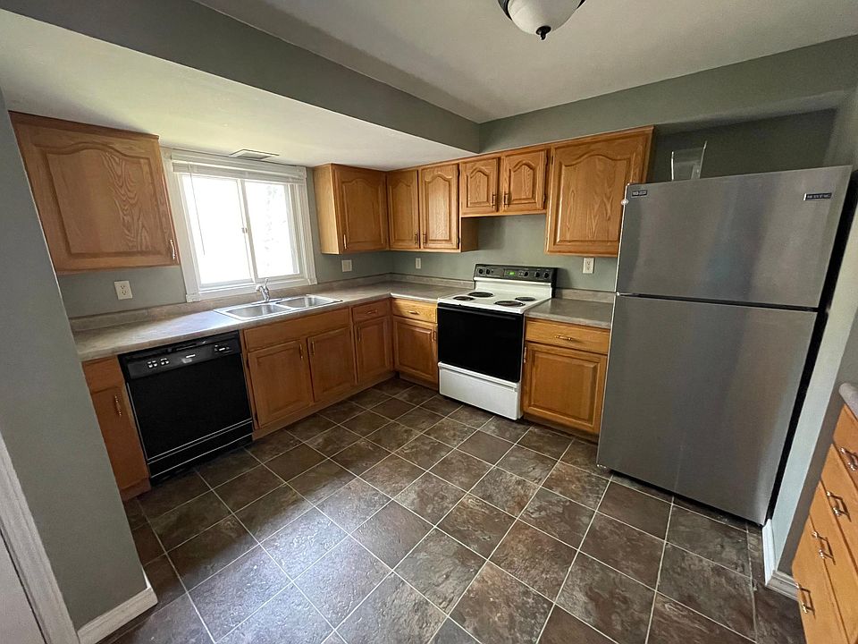 1st image of 412 W Baraga Ave
