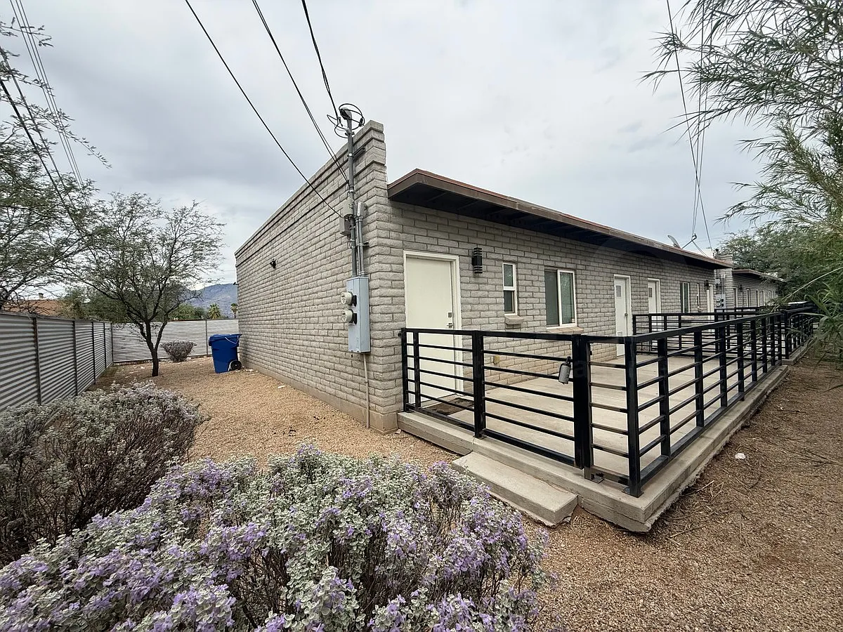2 bed, 1.0 bath, 3324 sqft, $1,095 — Photo 1