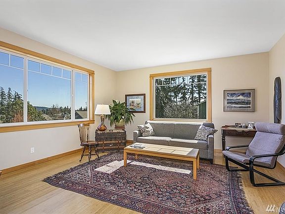 5th image of 251 N Victory Ave