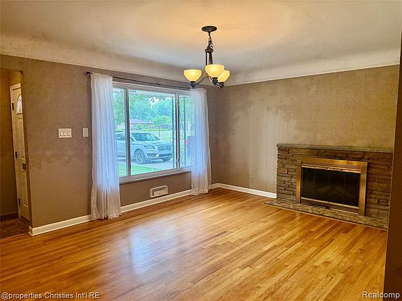 4th image of 16982 Dunblaine Ave