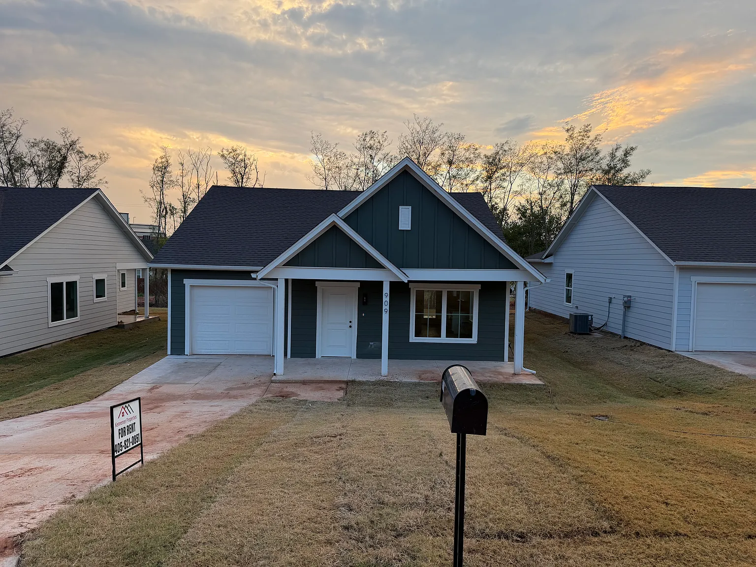 3 bed, 1200 sqft, $1,700 — Photo 2