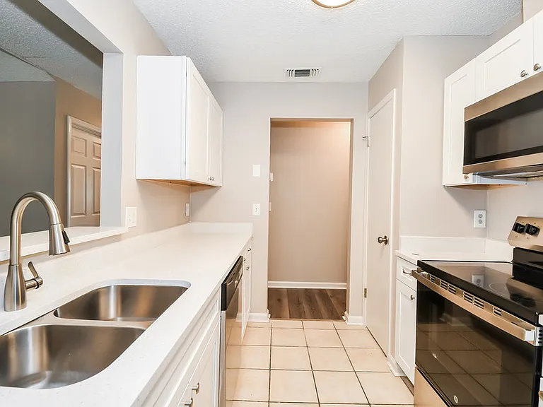 3303 Hampstead Dr — Photo 6