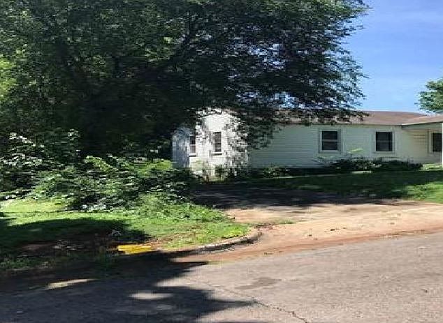 2nd image of 805 Crestline Rd NW