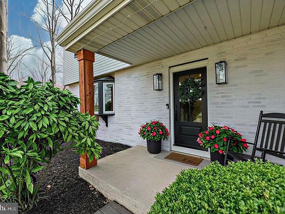 4th image of 1113 E Prospect Ave